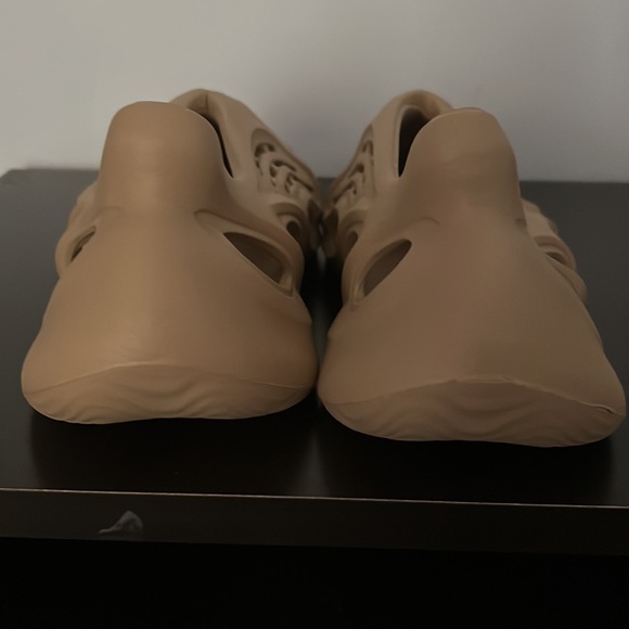 YEEZY FOAM RNNR - Picture 2 of 5